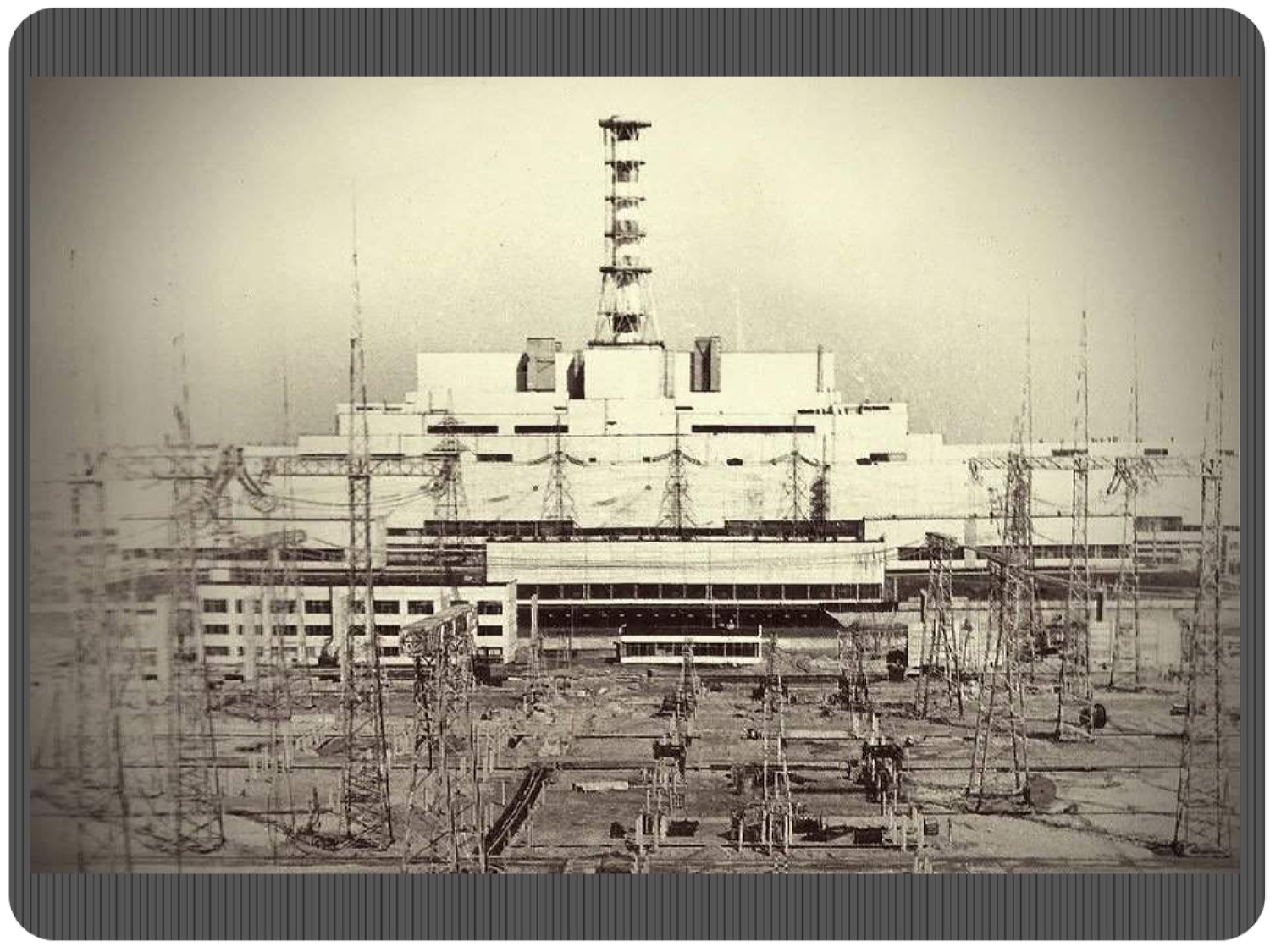 Черно аэс. Атомная электростанция Чернобыль 4 энергоблок. Чернобыль до аварии ЧАЭС. Чернобыльская АЭС 1986 реактор. Припять до катастрофы на Чернобыльской АЭС.